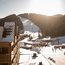 Skiresort mit Sessellift und Skifahrern bei sonnigem Winterwetter